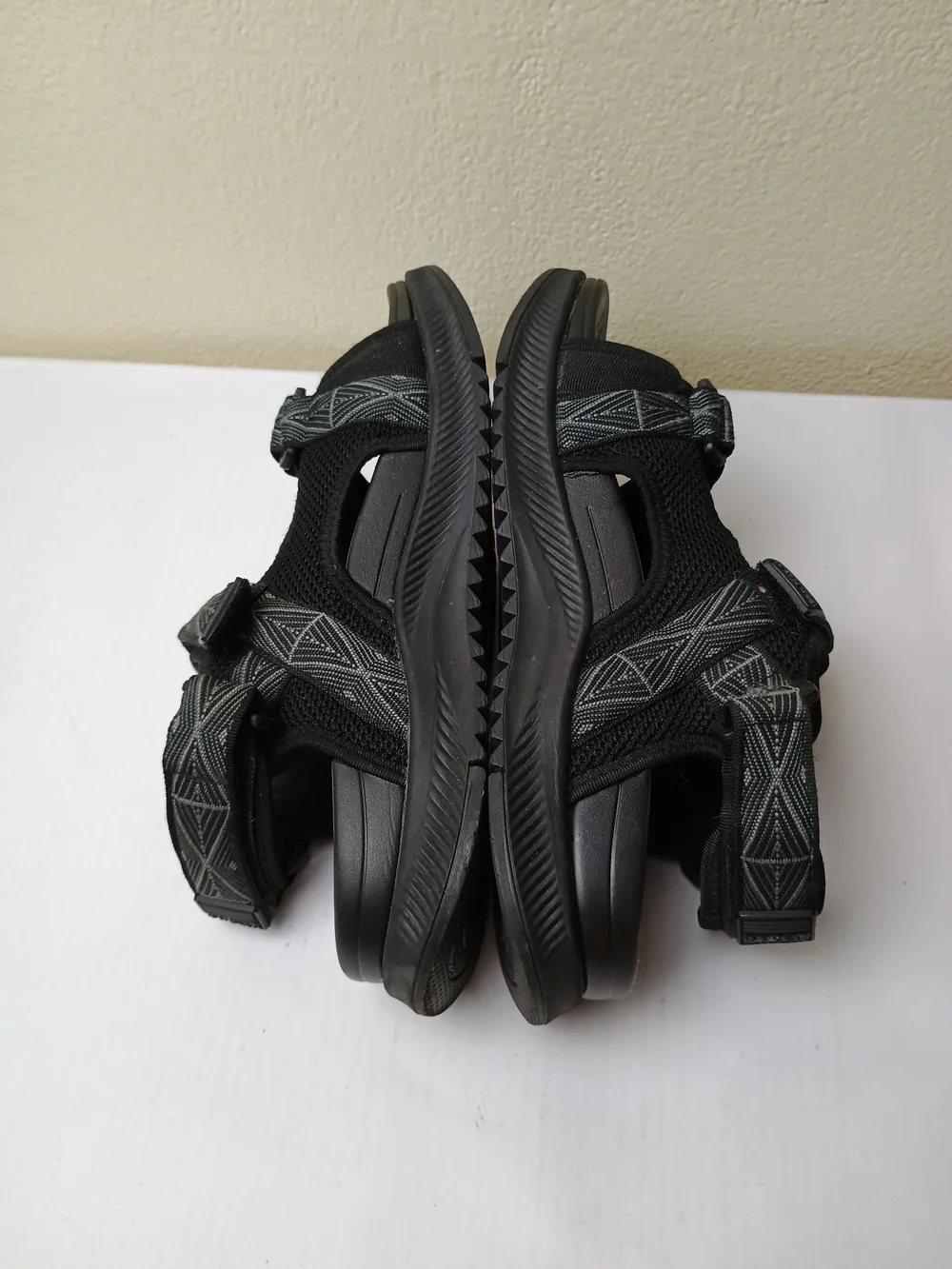 Oncai Men's 9 Black Hiking Sandals with Arch Support Adjustable Straps Outdoor